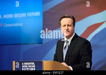 David Cameron sul palco della inaugurazione del partito conservatore Manifesto 2015 a Swindon, Wiltshire Foto Stock