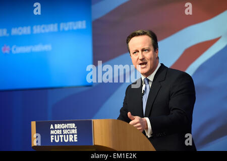 David Cameron sul palco della inaugurazione del partito conservatore Manifesto 2015 a Swindon, Wiltshire Foto Stock