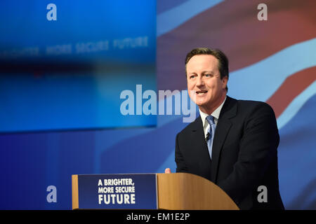 David Cameron sul palco della inaugurazione del partito conservatore Manifesto 2015 a Swindon, Wiltshire Foto Stock