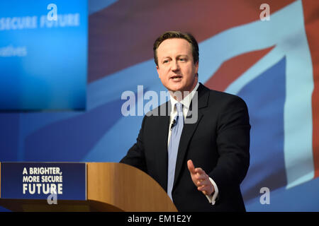 David Cameron sul palco della inaugurazione del partito conservatore Manifesto 2015 a Swindon, Wiltshire Foto Stock