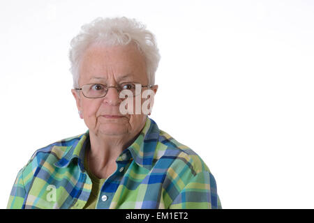 Senior donna ritratto su sfondo bianco Foto Stock