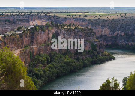 River Gorge e vicino a San Frutos hermitage. Hoces del Rio Duraton parco naturale. Segovia Castiglia e Leon, Spagna, Europa Foto Stock