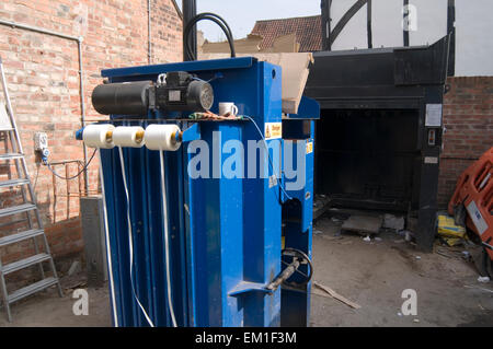 Cestino compattatori compattatore depositante affidando la macchina macchine compattatori di rifiuti impianto idraulico idraulico squash comprimendo Foto Stock