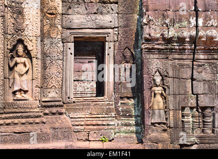 Apsara ballerini della pietra che intaglia,tutto intorno alla parete di Angkor Wat. Foto Stock