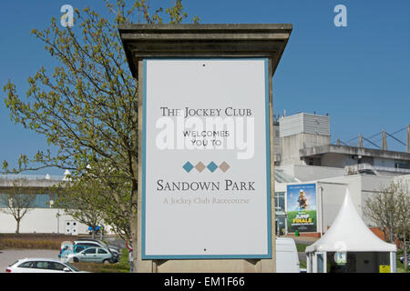 Il Jockey Club vi accoglie a Sandown Park, entrata segno a Sandown Park Racecourse, esher Surrey, Inghilterra Foto Stock