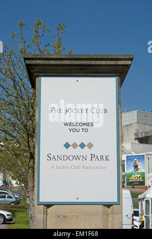 Il Jockey Club vi accoglie a Sandown Park, entrata segno a Sandown Park Racecourse, esher Surrey, Inghilterra Foto Stock