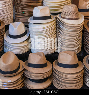 Pile di Trilby cappelli di paglia e cappelli estivi sul display uno stallo o negozio Foto Stock