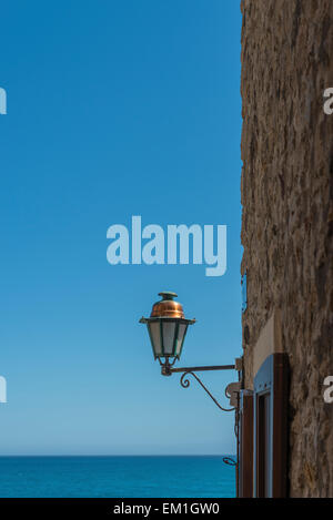 Lampione tradizionale in Antibes città vecchia con una vista fuori all'azzurro mare mediterraneo Foto Stock