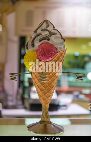 Plastica cono gelato supporto usato per tenere coni gelato mentre il cliente paga Foto Stock