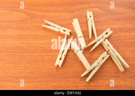 Mix Clothespins legno rosso sulla superficie di legno Foto Stock