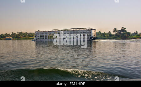 Cruiser barca sul fiume Nilo al tramonto, Egitto Foto Stock