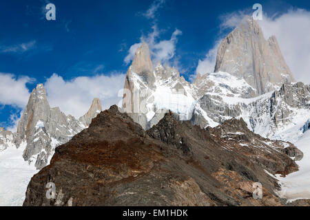 Il monte Fitz Roy massiccio. Da sinistra a destra: Saint Exupery ago,Juarez ago,Poincenot ago,Fitz Roy. La Patagonia. Argentina Foto Stock