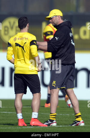 Dortmund, Germania. Xv Apr, 2015. Il Borussia Dortmund's head coach Juergen Klopp (C) porta il suo team la sessione di training a Dortmund, Germania, il 15 aprile 2015. Il Borussia Dortmund coach Juergen Klopp lascerà dopo sette anni in estate perché non si sente più egli è l'uomo giusto al tedesco top club, è stato annunciato il 15 aprile 2015. Foto: FEDERICO GAMBARINI/dpa/Alamy Live News Foto Stock