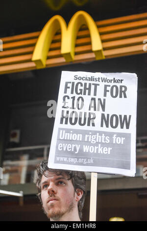 Whitehall, Londra, Regno Unito. Il 15 aprile 2015. "Fast Food diritti", manifestanti stand al di fuori di McDonalds su Whitehall a Londra centrale. Parte di una giornata di azione globale in solidarietà con il fast food di lavoratori in sciopero movimento. Credito: Matteo Chattle/Alamy Live News Foto Stock