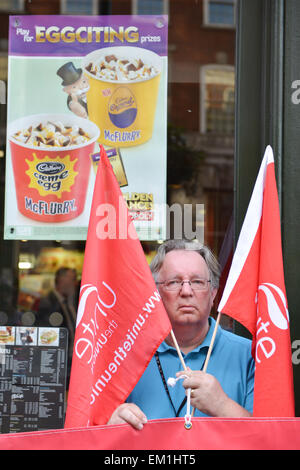 Whitehall, Londra, Regno Unito. Il 15 aprile 2015. "Fast Food diritti", manifestanti stand al di fuori di McDonalds su Whitehall a Londra centrale. Parte di una giornata di azione globale in solidarietà con il fast food di lavoratori in sciopero movimento. Credito: Matteo Chattle/Alamy Live News Foto Stock