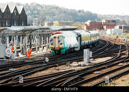 Stazione ferroviaria di Brighton, città di Brighton & Hove, East Sussex, Regno Unito. Un treno deragliato entra nella stazione di Brighton il 15 aprile 2015. David Smith/Alamy Live News Foto Stock