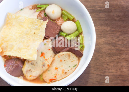 Thai Noodle con zuppa piccante con verdura sulla superficie di legno Tabella Foto Stock