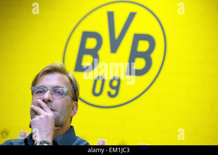 Dortmund, Germania. Xv Apr, 2015. Dortmund allenatore Juergen Klopp parla durante una conferenza stampa a Dortmund, Germania, il 15 aprile 2015. Il Borussia Dortmund coach Juergen Klopp lascerà dopo sette anni in estate perché non si sente più egli è l'uomo giusto al tedesco top club, è stato annunciato il 15 aprile 2015. Foto: FEDERICO GAMBARINI/dpa/Alamy Live News Foto Stock