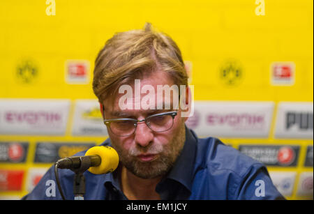 Dortmund, Germania. Xv Apr, 2015. Dortmund allenatore Juergen Klopp parla durante una conferenza stampa a Dortmund, Germania, il 15 aprile 2015. Il Borussia Dortmund coach Juergen Klopp lascerà dopo sette anni in estate perché non si sente più egli è l'uomo giusto al tedesco top club, è stato annunciato il 15 aprile 2015. Foto: FRISO GENTSCH/dpa/Alamy Live News Foto Stock