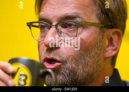 Dortmund, Germania. Xv Apr, 2015. Dortmund allenatore Juergen Klopp parla durante una conferenza stampa a Dortmund, Germania, il 15 aprile 2015. Il Borussia Dortmund coach Juergen Klopp lascerà dopo sette anni in estate perché non si sente più egli è l'uomo giusto al tedesco top club, è stato annunciato il 15 aprile 2015. Foto: FRISO GENTSCH/dpa/Alamy Live News Foto Stock