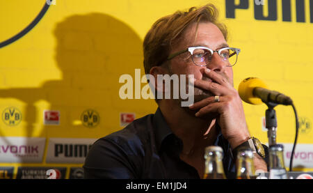 Dortmund, Germania. Xv Apr, 2015. Dortmund allenatore Juergen Klopp parla durante una conferenza stampa a Dortmund, Germania, il 15 aprile 2015. Il Borussia Dortmund coach Juergen Klopp lascerà dopo sette anni in estate perché non si sente più egli è l'uomo giusto al tedesco top club, è stato annunciato il 15 aprile 2015. Foto: FRISO GENTSCH/dpa/Alamy Live News Foto Stock