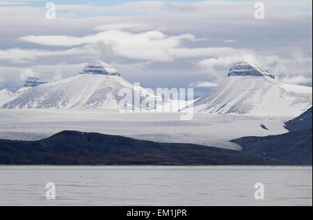 Stranamente eroso montagne visto su ghiacciaio kronebreen e kongsfjorden da ny-alesund, spitzbergen, Svalbard. Foto Stock