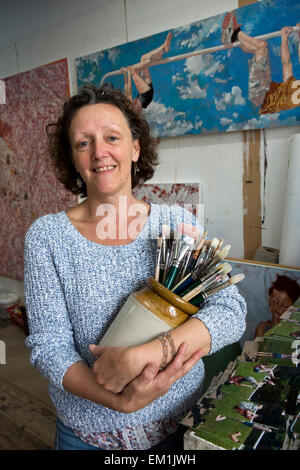 Regno Unito, Inghilterra, Yorkshire, Scarborough, Woodend Area di lavoro creativo, artista Sally Gatie nel suo studio Foto Stock