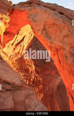Incandescente Mesa Arch all'alba, e il Parco Nazionale di Canyonlands, Utah Foto Stock