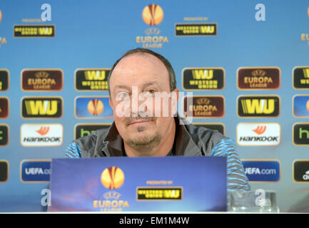 Wolfsburg, Germania. Xv Apr, 2015. Napoli il capo allenatore Rafael Benitez Sorrisi durante una conferenza stampa a Wolfsburg, Germania, 15 aprile 2015. VfL Wolfsburg dovrà affrontare la SSC Napoli in UEFA Europa League quarti di finale prima gamba partita di calcio il 16 aprile 2015. Foto: PETER STEFFEN/dpa/Alamy Live News Foto Stock