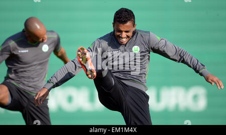 Wolfsburg, Germania. Xv Apr, 2015. Wolfsburg's Naldo (l) e Luiz Gustavo in azione durante una sessione di formazione del Vfl Wolfsburg in Wolfsburg, Germania, 15 aprile 2015. VfL Wolfsburg dovrà affrontare la SSC Napoli in UEFA Europa League quarti di finale prima gamba partita di calcio il 16 aprile 2015. Foto: PETER STEFFEN/dpa/Alamy Live News Foto Stock