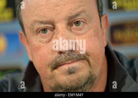 Wolfsburg, Germania. Xv Apr, 2015. Napoli il capo allenatore Rafael Benitez reagisce durante una conferenza stampa a Wolfsburg, Germania, 15 aprile 2015. VfL Wolfsburg dovrà affrontare la SSC Napoli in UEFA Europa League quarti di finale prima gamba partita di calcio il 16 aprile 2015. Foto: PETER STEFFEN/dpa/Alamy Live News Foto Stock