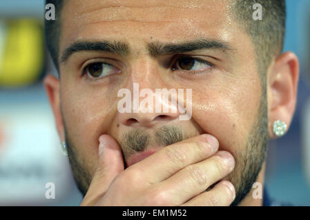 Wolfsburg, Germania. Xv Apr, 2015. Napoli Lorenzo Insigne reagisce durante una conferenza stampa a Wolfsburg, Germania, 15 aprile 2015. VfL Wolfsburg dovrà affrontare la SSC Napoli in UEFA Europa League quarti di finale prima gamba partita di calcio il 16 aprile 2015. Foto: PETER STEFFEN/dpa/Alamy Live News Foto Stock