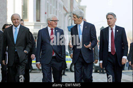 Lubecca, Germania. Xv Apr, 2015. Il Segretario di Stato americano John Kerry (seconda R) e il Ministro degli esteri tedesco Frank-Walter Steinmeie (2 L) parlare prima di una sessione plenaria del vertice del G7 dei Ministri degli Esteri tenutasi a Lubecca, Germania, nel mese di aprile. 15, 2015. Il G7 dei ministri degli esteri qui ha rilasciato una dichiarazione congiunta su Mercoledì, invitando tutte le parti ad attuare gli impegni assunti nel quadro di accordi di Minsk in vista della situazione in Ucraina. © Auswaertiges Amt/photothek. Credito: Xinhua/Alamy Live News Foto Stock