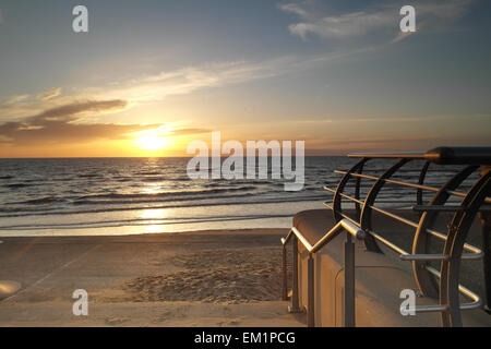 Blackpool Regno Unito, 15 aprile 2015. Notizie Meteo, un bel tramonto per concludere la giornata sulla costa del Lancashire. Credito: Gary Telford/Alamy live news Foto Stock