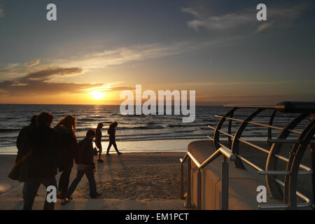 Blackpool Regno Unito, 15 aprile 2015. Notizie Meteo, un bel tramonto per concludere la giornata sulla costa del Lancashire. Credito: Gary Telford/Alamy live news Foto Stock