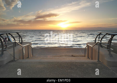 Blackpool Regno Unito, 15 aprile 2015. Notizie Meteo, un bel tramonto per concludere la giornata sulla costa del Lancashire. Credito: Gary Telford/Alamy live news Foto Stock