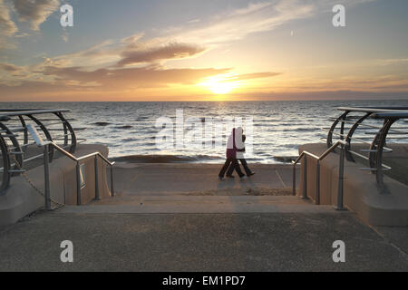 Blackpool Regno Unito, 15 aprile 2015. Notizie Meteo, un bel tramonto per concludere la giornata sulla costa del Lancashire. Credito: Gary Telford/Alamy live news Foto Stock