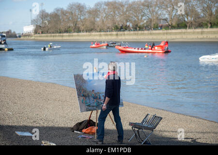 11.04.2015. Università di Oxford per donna Boat Club (OUWBC) [blu scuro] e Cambridge University donna Boat Club (CUWBC) [light blue] la storia di competere nel primo mai le donne di gara che si terrà sul tradizionale uomini Tideway corso tra Putney e Mortlake. Vista generale. Londra artista Nick Botting interpreta la scena. Copyright verbale del rilascio da parte dell'artista. OUWBC equipaggio:- Prua: Maxie Scheske, 2: Chitty Anastasia, 3: Shelley Pearson, 4: Lauren Kedar, 5: Maddy Badcott, 6: Emily Reynolds, 7: Nadine Graedel Iberg, corsa: Caryn Davies, Cox: Jennifer lei. CUWBC equipaggio:- Prua: Fanny Bel Foto Stock