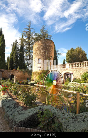 Giardino con cortile al Chateau de Lourmarin, nella periferia di Lourmarin, Provenza, Francia. Foto Stock