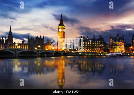 Il Big Ben e le case del parlamento al crepuscolo, London, Regno Unito Foto Stock