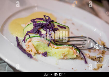 Bundle di salmone e zucchine Foto Stock