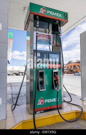 Lucido nuove Pemex gas pompa verniciato nei colori della bandiera messicana in corrispondenza di una stazione di servizio sulla periferia di San Cristobal de las Casas Foto Stock