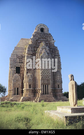 Struttura in pietra e la statua tra erba vicino a Gwalior Fort in teli Ka Mandir tempio; India Foto Stock