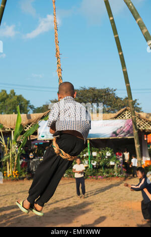 Su una casa fatta oscillare in occasione dell'annuale festival del tè; Mae Salong, Chiang Rai, Thailandia Foto Stock