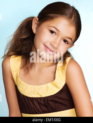 Piuttosto giovane ragazza sorridente Foto Stock