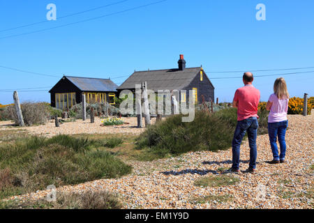 Prospettiva Cottage Dungeness. Driftwood giardino sulla spiaggia di ciottoli presso la casa del tardo film maker e artista Derek Jarman. Foto Stock