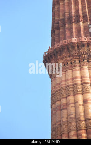 Close up di Qutub Minar torre contro il cielo blu, Delhi, India Foto Stock