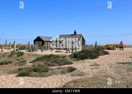 Prospettiva Cottage. Driftwood giardino sulla spiaggia di ciottoli creato dal compianto regista Derek Jarman sulla spiaggia di Dungeness Foto Stock