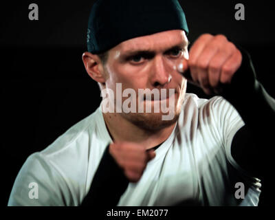 Kiev, Ucraina. Il 15 aprile, 2015. È stato aperto sulla formazione Aleksandr Usyk prima di lottare con il russo Andrei Knyazev. Sabato 18 Aprile presso il Palais des Sports Boxe show si svolgerà nel centro di corrispondenza è campione intercontinentale per la WBO heavyweight Usyk Alexander (6 vittorie, 6 - KO) terrà la seconda difesa del titolo. Avversario sarà campione russo nel primo heavyweight 29-anno-vecchio Andrei Knyazev (11 vittorie, 6 - KO, 1 perdita). Credito: Igor Golovnov/Alamy Live News Foto Stock