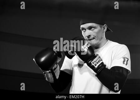 Kiev, Ucraina. Il 15 aprile, 2015. È stato aperto sulla formazione Aleksandr Usyk prima di lottare con il russo Andrei Knyazev. Sabato 18 Aprile presso il Palais des Sports Boxe show si svolgerà nel centro di corrispondenza è campione intercontinentale per la WBO heavyweight Usyk Alexander (6 vittorie, 6 - KO) terrà la seconda difesa del titolo. Avversario sarà campione russo nel primo heavyweight 29-anno-vecchio Andrei Knyazev (11 vittorie, 6 - KO, 1 perdita). Credito: Igor Golovnov/Alamy Live News Foto Stock